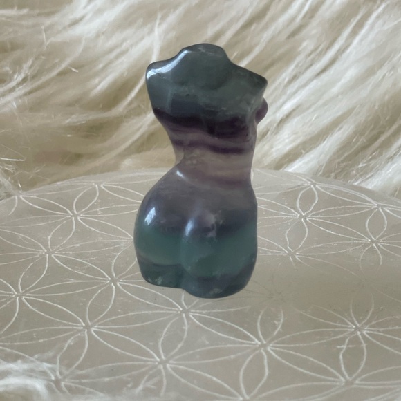 Small fluorite women’s goddess body carving - Picture 6 of 8